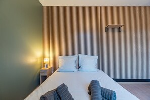 3 habitaciones, escritorio, tabla de planchar con plancha y internet 