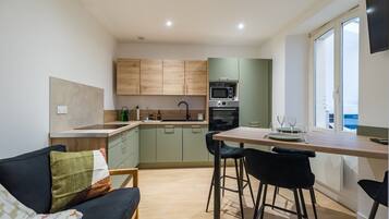 Kühlschrank, Mikrowelle, Ofen, Wasserkocher mit Kaffee-/Teezubehör