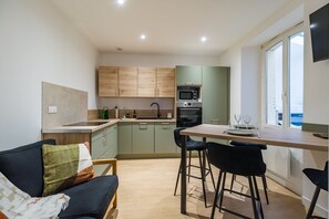 Refrigerador, microondas, horno y cafetera y tetera 