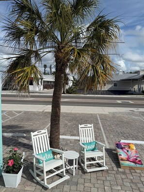 Terrace/patio - Flamingo Inn - Standard King with Kitchenette (Fort Myers Beach)