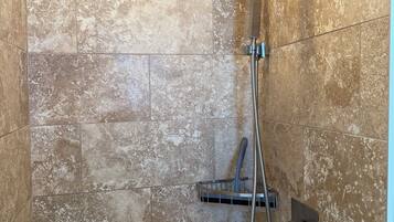 Séchoir à cheveux, serviettes fournies