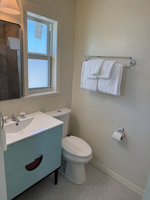 Hair dryer, towels - Flamingo Inn - Standard King with Kitchenette (Fort Myers Beach)
