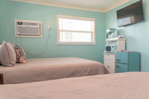 Iron/ironing board, internet, bed sheets - Flamingo Inn - Standard Queen (Fort Myers Beach)