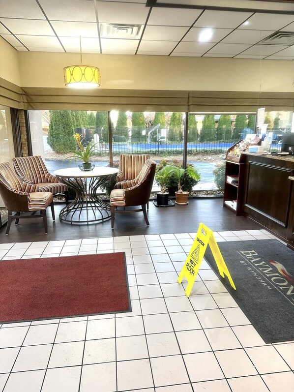 Lobby - Convenient Space for Families and Pets Near Sandusky Park (Lynchburg)