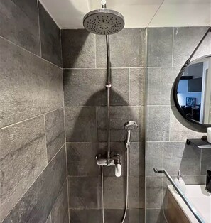 Shower, hair dryer, towels, toilet paper - ✨ Sea View Studio with Balcony – Deauville Boardwalk ✨ (Deauville)