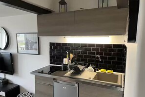 Réfrigérateur, micro-ondes, plaque de cuisson, cafetière/bouilloire