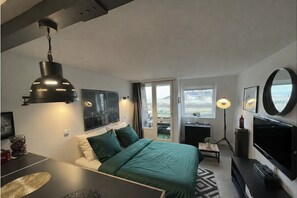 Free WiFi, bed sheets - ✨ Sea View Studio with Balcony – Deauville Boardwalk ✨ (Deauville)