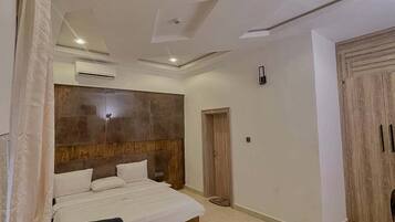 Comfort Room, Balcony, City View | Desk, laptop workspace, blackout drapes, soundproofing