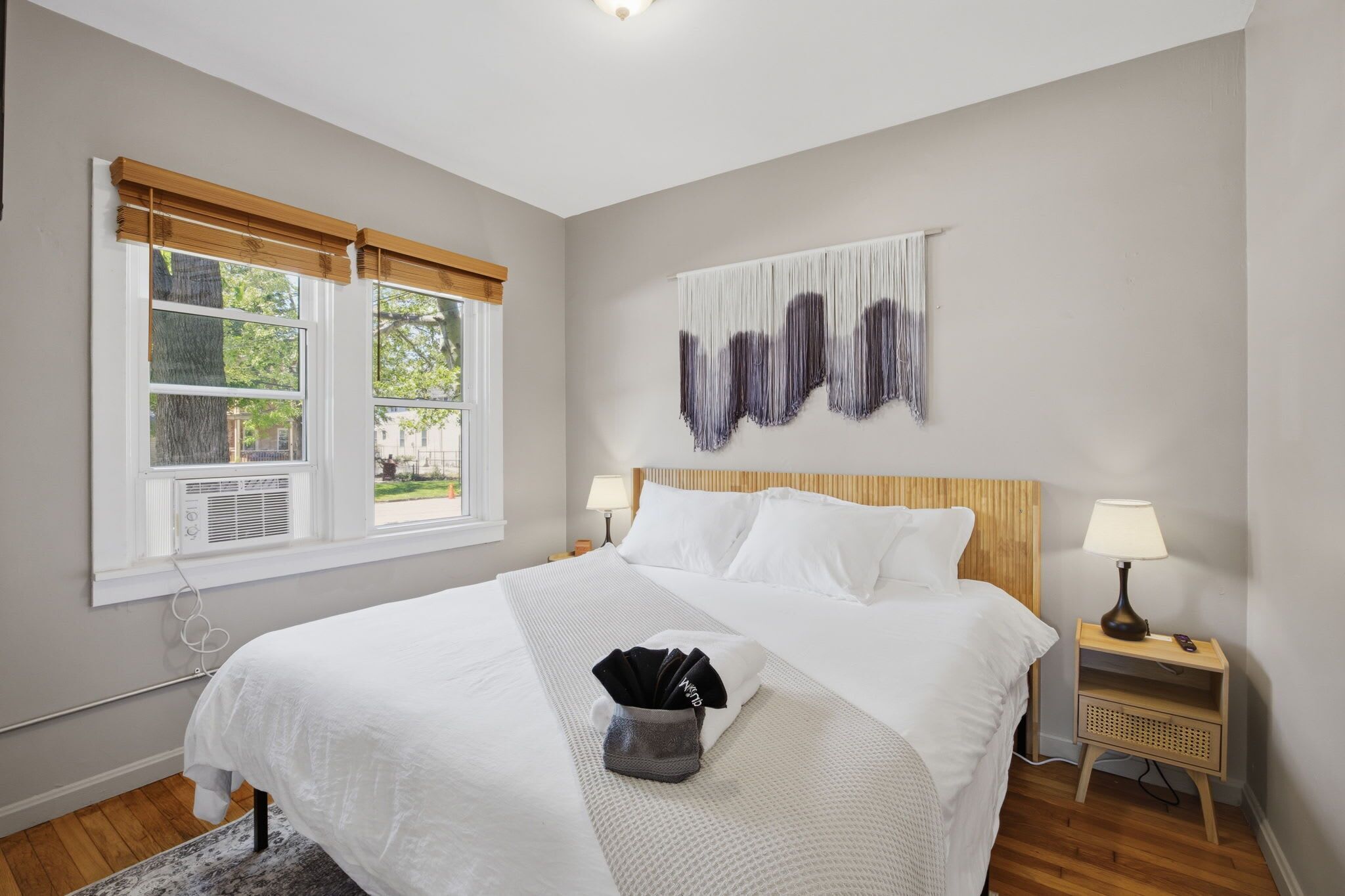 8 habitaciones, tabla de planchar con plancha, wifi y ropa de cama 