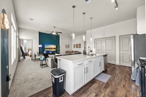 Interior - Charming 2-bedroom apartment, excellent location, access to pool and gym (Austin)