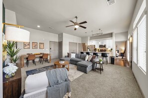 Living area - Charming 2-bedroom apartment, excellent location, access to pool and gym (Austin)