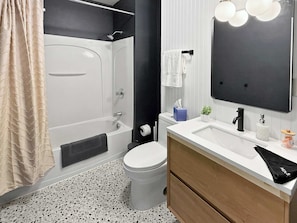 Shower, hair dryer, towels, shampoo - Charming Tremont 3BR - Minutes to Downtown (Cleveland)