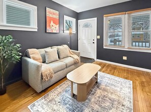 TV - Charming Tremont 3BR - Minutes to Downtown (Cleveland)