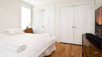 3 bedrooms, iron/ironing board, WiFi (free), bed sheets