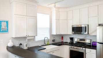 Coffee/tea maker, fridge, microwave, oven