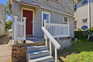 Exterior - Bright Tremont 2BR - Near Downtown CLE & Clinic (Cleveland)