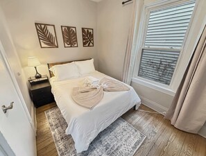 2 bedrooms, iron/ironing board, WiFi, bed sheets - Bright Tremont 2BR - Near Downtown CLE & Clinic (Cleveland)