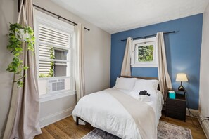 2 bedrooms, iron/ironing board, WiFi, bed sheets - Bright Tremont 2BR - Near Downtown CLE & Clinic (Cleveland)