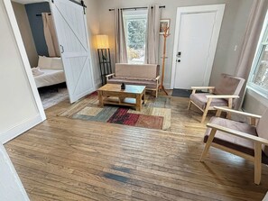 2 bedrooms, iron/ironing board, WiFi, bed sheets - Bright Tremont 2BR - Near Downtown CLE & Clinic (Cleveland)