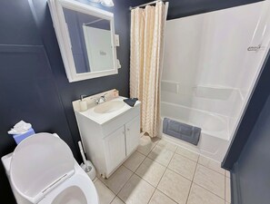 Shower, hair dryer, towels, shampoo - Bright Tremont 2BR - Near Downtown CLE & Clinic (Cleveland)