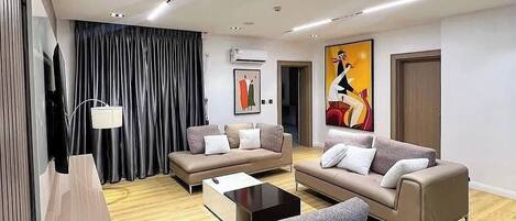 Departamento económico, balcón, vista a la ciudad | Área de sala de estar | Televisión de pantalla plana