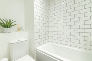 Hair dryer, towels, soap, toilet paper - Beautiful New House in Central Derby, Ideal for Tourists&Families, Free Parking (Derby)
