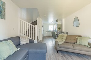 TV - Beautiful New House in Central Derby, Ideal for Tourists&Families, Free Parking (Derby)