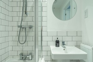 Hair dryer, towels, soap, toilet paper - Beautiful New House in Central Derby, Ideal for Tourists&Families, Free Parking (Derby)