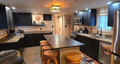 Lazy Bear Lodge-Adventure & Relaxation for You!