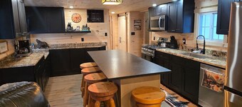Lazy Bear Lodge-Adventure & Relaxation for You!