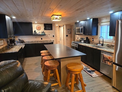 Lazy Bear Lodge-Adventure & Relaxation for You!