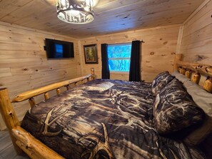 3 bedrooms, desk, WiFi, bed sheets - Lazy Bear Lodge-Adventure & Relaxation for You! (Shingleton)