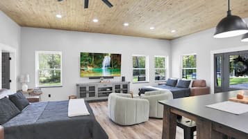 4 bedrooms, in-room safe, desk, iron/ironing board