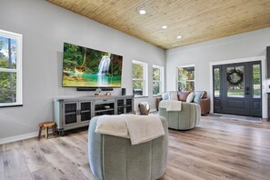 Smart TV, DVD player, books, stereo - 4-bedroom cabin in serene Sugar Grove with cozy charm (Sugar Grove)