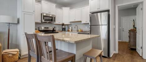 Een koelkast, een microgolfoven, een oven, een kookplaat