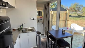 Réfrigérateur, four, cafetière/bouilloire, grille-pain