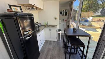 Fridge, oven, coffee/tea maker, toaster