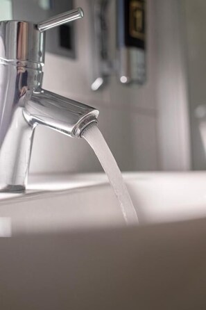 Shower, hair dryer, towels, soap - Villa Diana (Frankfurt am Main)