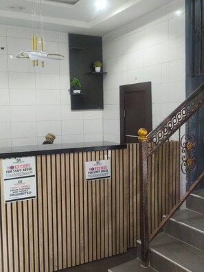 Kahden hengen huone yhdelle, näköala uima-altaalle | Aula