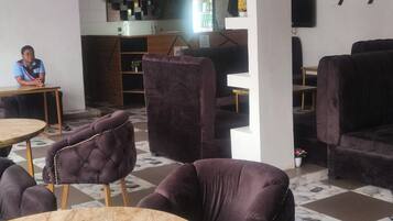 Kahden hengen huone yhdelle, näköala uima-altaalle | Ruokailu