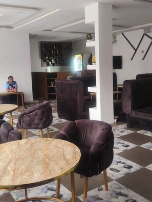 Kahden hengen huone yhdelle, näköala uima-altaalle | Ruokailu