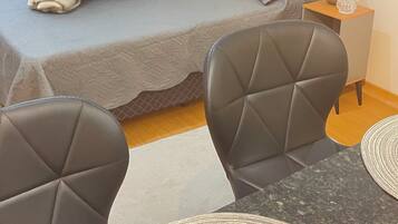 Tabla de planchar con plancha, wifi y ropa de cama