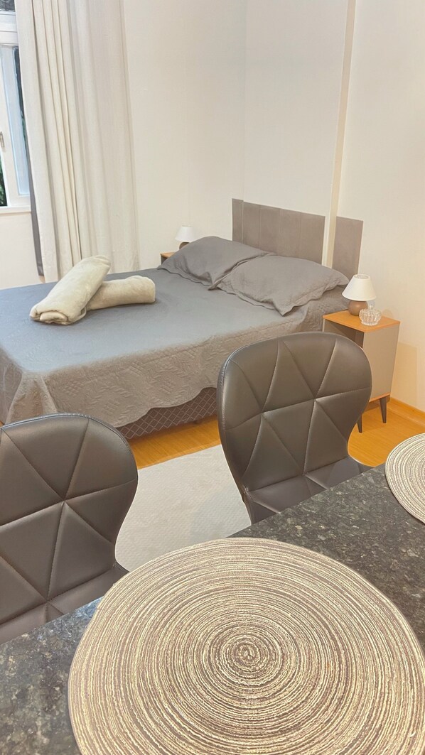 Iron/ironing board, WiFi, bed sheets