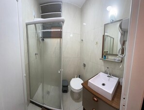 Sèche-cheveux, serviettes fournies, papier toilette