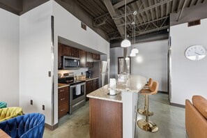 Private kitchen - Luxury 2BR Industrial Penthouse Loft in Short North Near OSU, Downtown Nightlife (Columbus)
