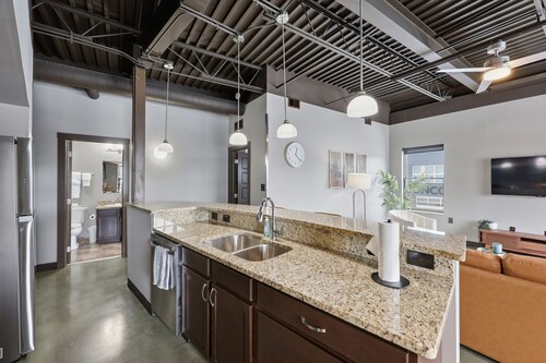 Luxury 2BR Industrial Penthouse Loft in Short North Near OSU, Downtown Nightlife