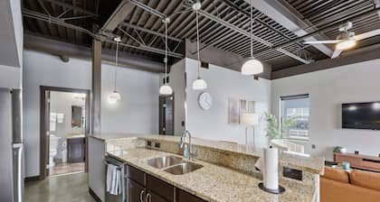Luxury 2BR Industrial Penthouse Loft in Short North Near OSU, Downtown Nightlife