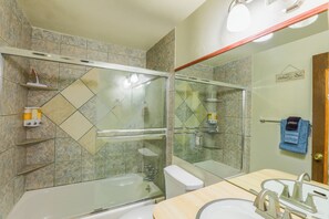 Sèche-cheveux, serviettes fournies, savon, shampoing