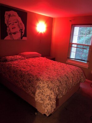 Tabla de planchar con plancha, wifi, ropa de cama