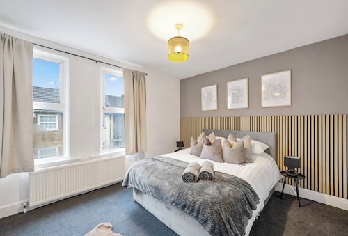 Cosy 3 Bed in Medway / Near Station / Sleeps 6